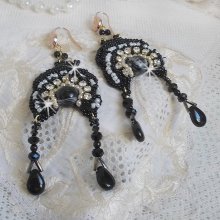 Le BO Féerie Black sono ricamate con cristalli Swarovski, chaton di cristallo, perline tonde sfaccettate appiattite, Bugles e rocailles ritorte.